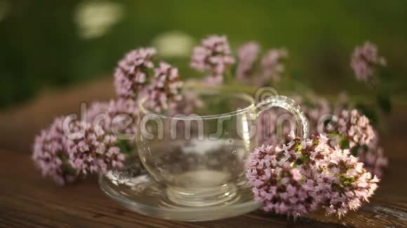 奥利加诺茶在桌上漂亮的玻璃碗里视频的预览图
