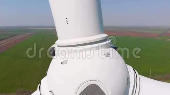 白天绿野中风力涡轮机的鸟瞰图在涡轮附近视频的预览图