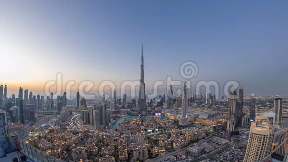 迪拜市区白天到晚上从顶部俯瞰迪拜阿拉伯联合酋长国视频的预览图