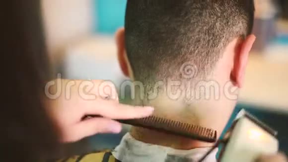 理发师剪了客户的头发视频的预览图
