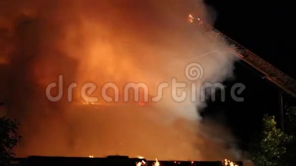 壮观的房子着火了视频的预览图