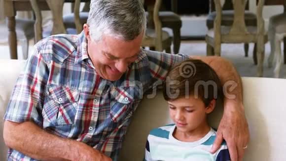 爷爷和孙子在沙发上互动视频的预览图