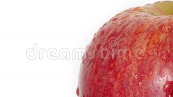 新鲜苹果在白色背景下旋转视频的预览图