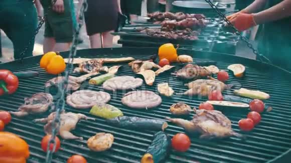 烧烤炉上烹饪美味的烧烤和蔬菜视频的预览图