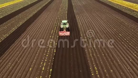 拖拉机耕田地视频的预览图