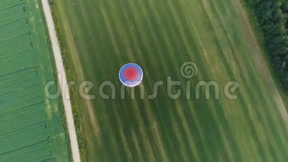 热气球在天空中飞过田野视频的预览图