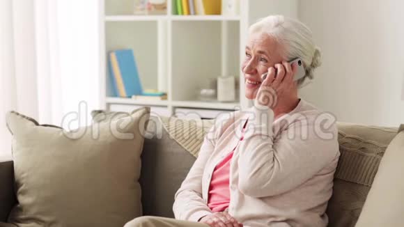 家里有智能手机的老年女性视频的预览图