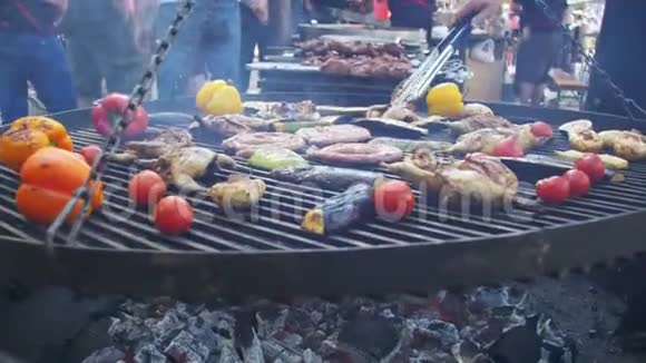 烧烤炉烹煮肉类及蔬菜视频的预览图