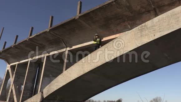 工程师在桥上与工人交谈视频的预览图