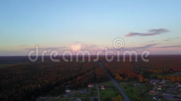 傍晚黄昏日落鸟瞰乡村无人机顶景4KUHD视频视频的预览图