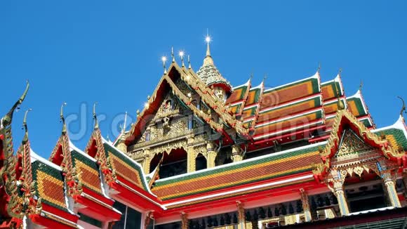 美丽的泰国寺庙在蓝天上翱翔视频的预览图