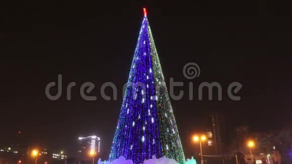 俄罗斯珀姆冬季傍晚有光照的圣诞树视频的预览图