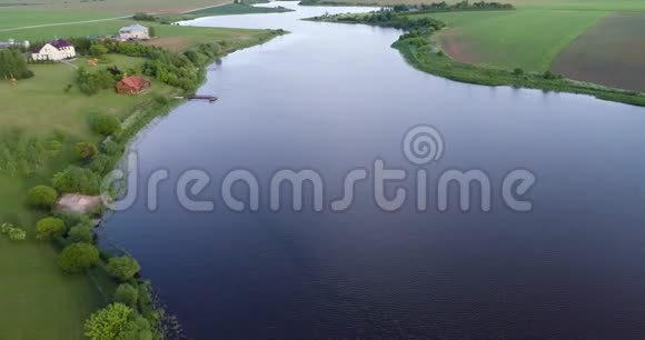 清晨的河流鸟瞰视频的预览图