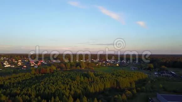 傍晚黄昏日落鸟瞰乡村无人机顶景4KUHD视频视频的预览图