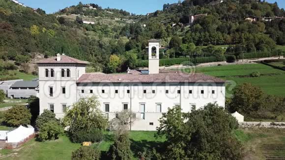 贝加莫意大利Astino前修道院的空中景观为国际G7农业峰会做好准备视频的预览图
