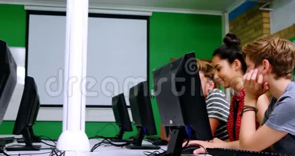 在教室里学习计算机的学生视频的预览图