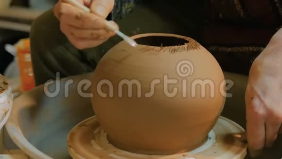 陶瓷车间专用工具的专业陶罐雕刻杯视频的预览图