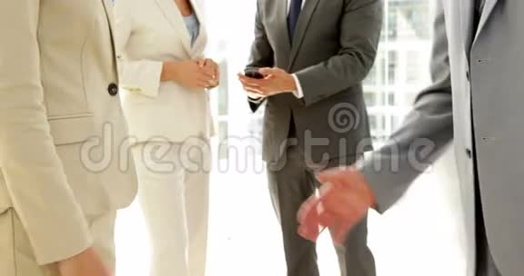 商界人士握手言和视频的预览图