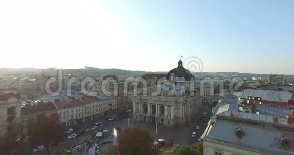 空中老城利沃夫乌克兰旧城的中心部分欧洲城市城市人口稠密的地区利沃夫歌剧视频的预览图