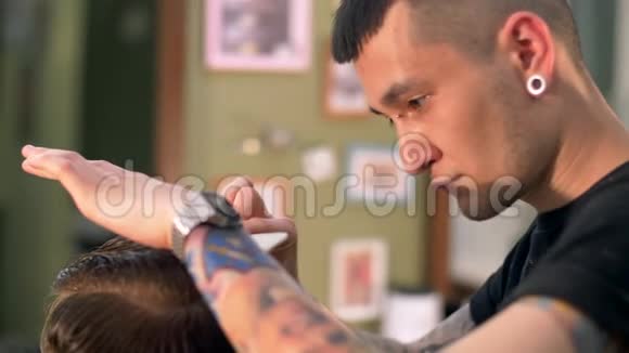 专业纹身理发师切割客户视频的预览图