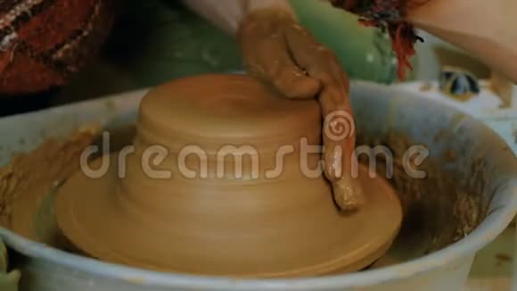 专业的男陶匠制陶厂视频的预览图