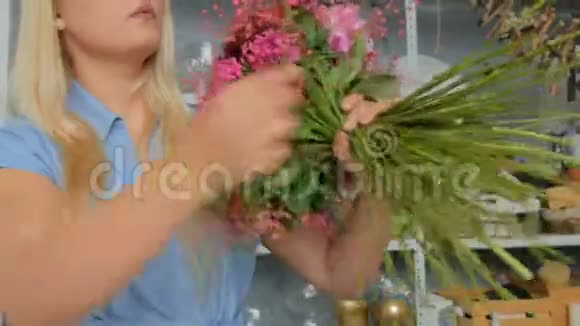 在花店做花艺婚礼构图的专业花艺师视频的预览图