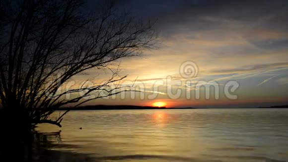 日落于湖面视频的预览图