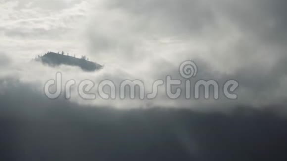 日出时云层中的山脉印度尼西亚巴厘视频的预览图