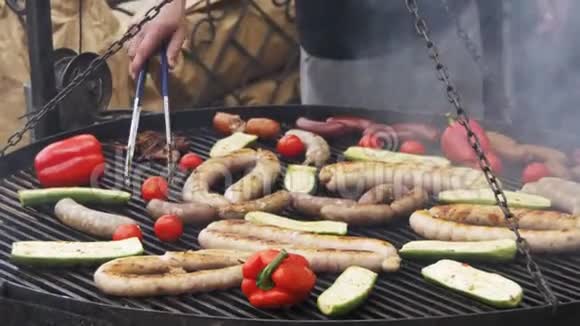 烧烤炉上烹饪美味的烧烤和蔬菜视频的预览图