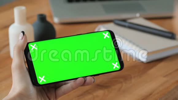 手拿绿色屏幕显示手机的人视频的预览图