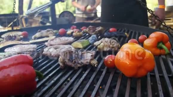 在烤架上烹饪美味的烧烤和蔬菜视频的预览图