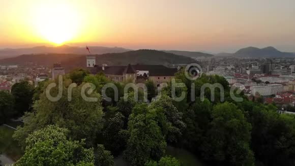 日落时可鸟瞰斯洛文尼亚首都卢布尔雅那视频的预览图