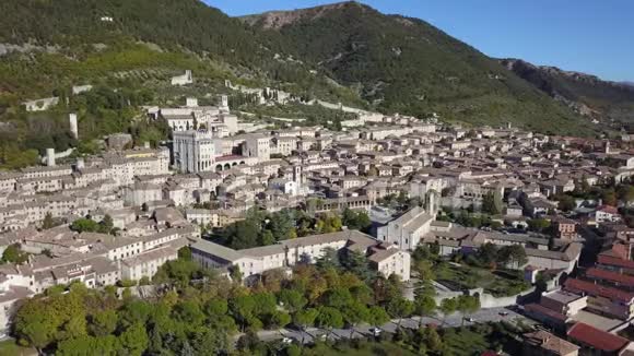 古比奥意大利从空中俯瞰村庄视频的预览图