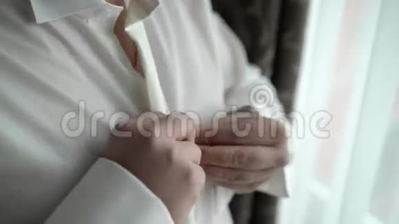 男人扣着白色衬衫视频的预览图