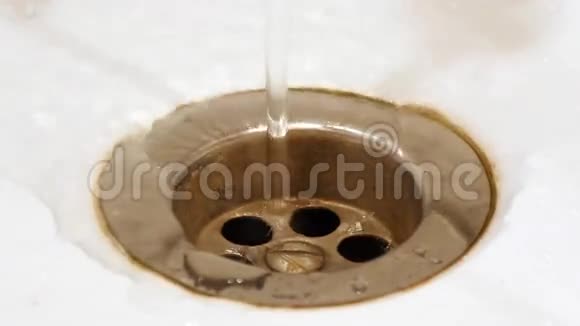 从水槽中的水龙头流出的水视频的预览图