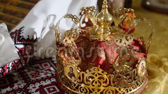 婚礼的教堂属性金冠在祭坛上神父的属性教堂内部视频的预览图