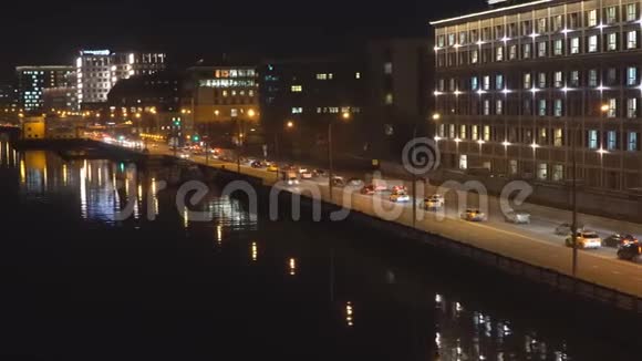 城市大道和道路交叉口夜间交通视频的预览图
