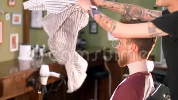 专业纹身理发师切割客户视频的预览图