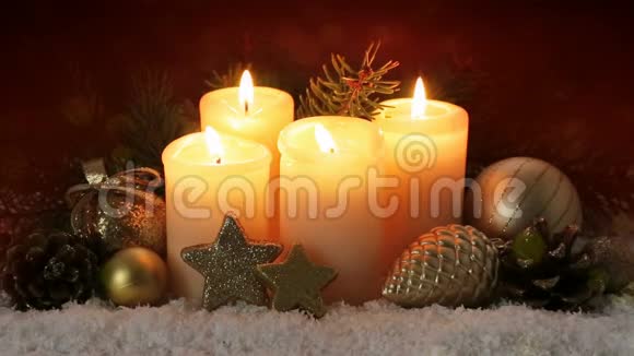 圣诞节装饰和四支燃烧的冒险蜡烛视频的预览图