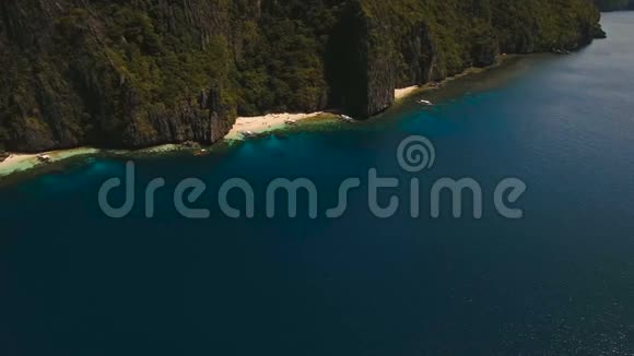 美丽的热带泻湖鸟瞰热带岛屿视频的预览图