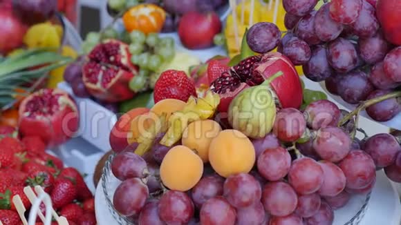 不同的新鲜水果在婚礼自助餐桌上水果和浆果婚礼桌装饰自助接待水果视频的预览图