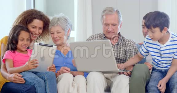 家庭使用笔记本电脑和平板电脑视频的预览图