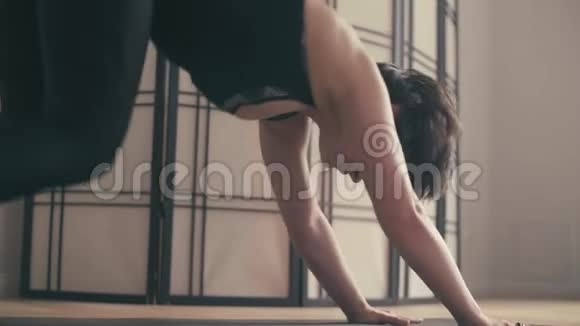 一个年轻的女人在大厅里做瑜伽视频的预览图