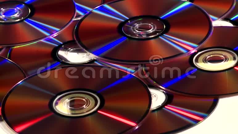 CD堆叠隔离在白色上视频的预览图
