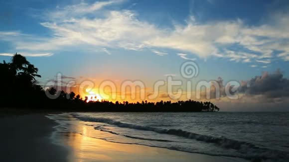 热带海滩上的加勒比海日落视频的预览图