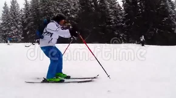 滑雪者在活塞上滑雪视频的预览图