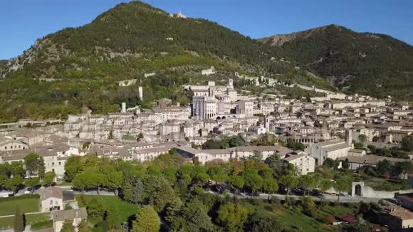 古比奥意大利从空中俯瞰村庄视频的预览图