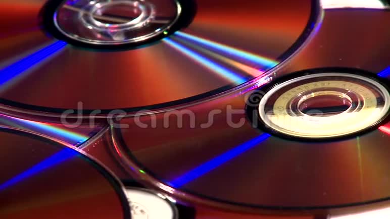 CD堆叠隔离在白色上视频的预览图