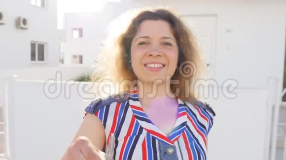 幸福的女人拿着钥匙视频的预览图