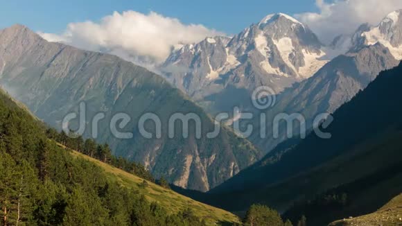 高加索山脉的夏天云在山峰上的形成和运动视频的预览图